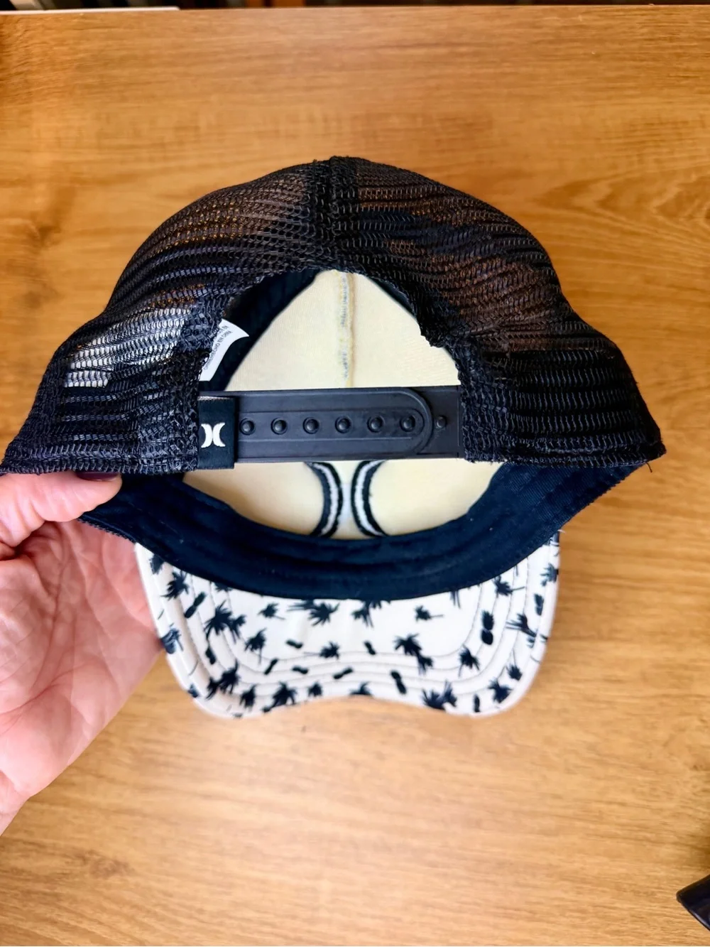 Hurley Black and White Palm TrHurley Black and White Palm Tree Print Trucker Hat